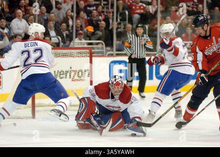 1. Februar 2008: Der Torwart Cristobal Huet (Mitte) taucht auf einem losen Puck vor dem Netz, bevor Vicktor Kozlov (rechts) der Washington Capitals ihn während des ersten Kampfes im Verizon Center in Washington, D.C. am Donnerstag, den 31. Januar 2008 erreichen kann. (Chuck Myers/MCT) (Kreditbild: © Chuck Myers/MCT/ZUMAPRESS.com) Stockfoto