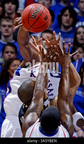 5. Februar 2008: Kansas' Russell Robinson, hinterher, schlug am Montag, 4. Februar 2008 den Schuss von Missouri's Keon Lawrence in Lawrence, Kansas. (Rich Sugg/Kansas City Star/MCT) (Kreditbild: © Rich Sugg/MCT/ZUMAPRESS.com) Stockfoto