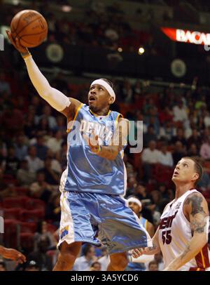 13. Februar 2008: Denver Nuggets Allen Iverson fährt am Dienstag, den 12. Februar 2008 in der American Airlines Arena in Miami, Florida, gegen Jason Williams von Miami Heat. (Jeffrey M. Boan/El Nuevo Herald/MCT) (Kreditbild: © Jeffrey M. Boan/MCT/ZUMAPRESS.com) Stockfoto