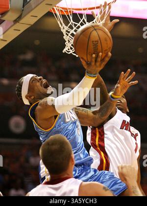 13. Februar 2008: Allen Iverson von Denver Nuggets fährt am Dienstag, den 12. Februar 2008 in der American Airlines Arena in Miami, Florida, gegen Daequan Cook von Miami Heat und Jason Williams. (Jeffrey M. Boan/El Nuevo Herald/MCT) (Kreditbild: © Jeffrey M. Boan/MCT/ZUMAPRESS.com) Stockfoto