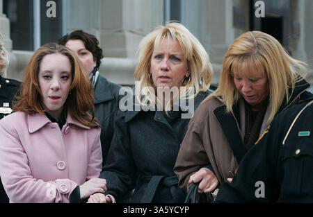 16. Februar 2008: Audrey Davis von links, ihre Mutter Patty Porter und Cindy Tonkovich, Porters Schwester, werden von stark County Sheriff Deputies begleitet, nachdem sie am Freitag, den 15. Februar 2008, in Canton das Schuldurteil für Bobby Cutts Jr. verhandelt haben. Ohio. Cutts wurde des Mordes an Jessie Marie Davis für schuldig befunden. (Mike Cardew/Akron Beacon Journal/MCT) (Bild: © Mike Cardew/MCT/ZUMAPRESS.com) Stockfoto