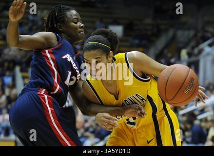 16. Februar 2008: Der kalifornische Natasha Vital (2) fährt in der ersten Halbzeit am Samstag, 16. Februar 2008, im Haas Pavilion in Berkeley, Kalifornien, an Ashley Whisonant (12) in Arizona vorbei. CAL besiegte Arizona mit 66:45. (Jose Carlos Fajardo/Contra Costa Times/MCT) (Kreditbild: © Jose Carlos Fajardo/MCT/ZUMAPRESS.com) Stockfoto