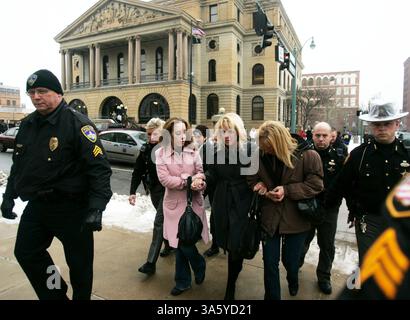 16. Februar 2008: Audrey Davis, ihre Mutter Patty Porter, Center, und Cindy Tonkovich, Porters Schwester, werden von stark County Sheriff Deputies begleitet, nachdem sie am Freitag, den 15. Februar 2008, in Canton das Schuldurteil für Bobby Cutts Jr. verhandelt haben. Ohio. Cutts wurde des Mordes an Jessie Marie Davis für schuldig befunden. (Mike Cardew/Akron Beacon Journal/MCT) (Bild: © Mike Cardew/MCT/ZUMAPRESS.com) Stockfoto