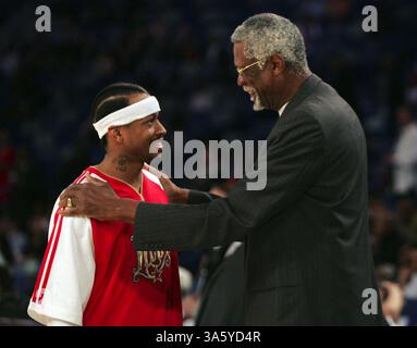 17. Februar 2008 – die Denver Nuggets und West All-Star Allen Iverson (links) sprechen vor dem NBA All-Star Game in der New Orleans Arena in New Orleans, Louisiana, Sonntag, 17. Februar 2008 mit dem Bostoner Celtics-Größen Bill Russell. (Phil Masturzo/Akron Beacon Journal/MCT) (Bild: © Phil Masturzo/MCT/ZUMAPRESS.com) Stockfoto