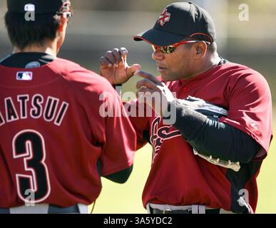 20. Februar 2008: Houston Astros Infield Miguel Tejada, rechts, unterhält sich mit seinem Teamkollegen Kazuo Matsui, links, während eines Trainingstrainings im Osceola County Stadium in Kissimmee, Florida, Dienstag, 19. Februar 2008. (Stephen M. Dowell/Orlando Sentinel/MCT) (Kreditbild: © Stephen M. Dowell/MCT/ZUMAPRESS.com) Stockfoto