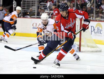 20. Februar 2008: Viktor Kozlov (25) der Washington Capitals arbeitet mit dem Puck vor dem Verteidiger Marc-Andre Bergeron (47) der New York Islanders während der zweiten Phase im Verizon Center in Washington, D.C. am Mittwoch, 20. Februar 2008. (George Bridges/MCT) (Bild: © George Bridges/MCT/ZUMAPRESS.com) Stockfoto