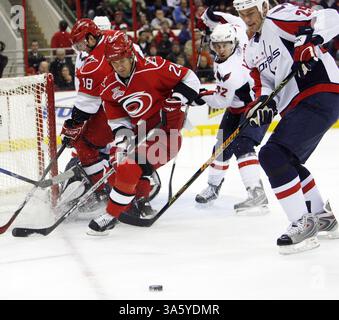 23. Februar 2008: Ryan Bayda (18) und Scott Walker (24) der Carolina Hurricanes kämpfen am Samstag, 23. Februar 2008, gegen Sami Lepisto (42) und Viktor Kozlov (25) der Washington Capitals um den Puck. (Chris Seward/Raleigh News & Observer/MCT) (Kreditbild: © Chris Seward/MCT/ZUMAPRESS.com) Stockfoto