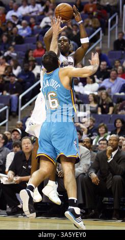 2. März 2008: Antawn Jamison der Washington Wizards wirft am Sonntag, den 2. März 2008, im Verizon Center in Washington, D.C. gegen Peja Stojakovic (16) der New Orleans Hornets. (Harry E. Walker/MCT) (Foto: © Harry E. Walker/MCT/ZUMAPRESS.com) Stockfoto