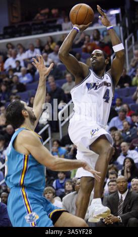 2. März 2008: Antawn Jamison (4) der Washington Wizards wirft am Sonntag, den 2. März 2008, einen Schuss gegen Peja Stojakovic (16) der New Orleans Hornets. (Harry E. Walker/MCT) (Foto: © Harry E. Walker/MCT/ZUMAPRESS.com) Stockfoto
