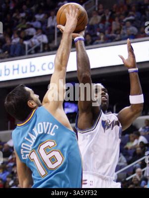 2. März 2008: Peja Stojakovic (16) der New Orleans Hornets verteidigt einen Schussversuch der Washington Wizards' Antawn Jamison im dritten Quartal im Verizon Center in Washington, D.C. am Sonntag, den 2. März 2008. (Harry E. Walker/MCT) (Foto: © Harry E. Walker/MCT/ZUMAPRESS.com) Stockfoto