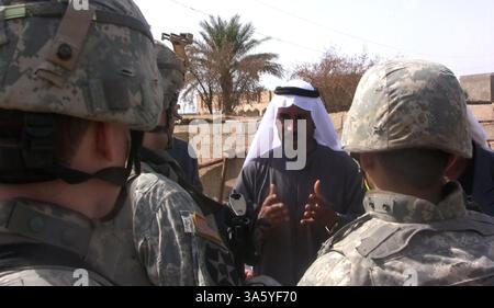 3. März 2008: Scheich Tareq Lefta al Ubeidi spricht mit Soldaten im Dorf 17. Juli südlich von Khan Bani Sa'ad am 3. März 2008. Godson's Job ist mehr Diplomatie als Krieg. Er geht von Dorf zu Dorf und verbindet sich mit lokalen Scheichs und Mukhtars oder Bürgermeistern. Seine Tage können sich mit langen Diskussionen und Verhandlungen, die von einem Übersetzer geführt werden, füllen. (Steve Lannen/Lexington Herald-Leader/MCT) (Bild: © Steve Lannen/MCT/ZUMAPRESS.com) Stockfoto