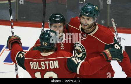 13. März 2008: Brian Rolston, Pierre-Marc Bouchard und Brent Burns von Minnesota Wild feierten am Donnerstag, 13. März 2008, im Xcel Energy Center in St. Paul, Minnesota, das erste Tor von Burns gegen die New Jersey Devils. (Bruce Bisping/Minneapolis Star Tribune/MCT) (Bild: © Bruce Bisping/MCT/ZUMAPRESS.com) Stockfoto