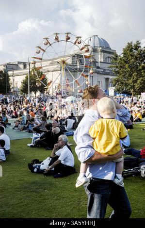 CARDIFF BIG WEEKEND, SUMMER FESTIVAL, CARDIFF, 2002: Familienszenen vom Publikum beim Cardiff Big Weekend Festival on Museum Rwns, Cardiff, Wales, UK im August 2002 Foto: Rob Watkins 2002. Stockfoto