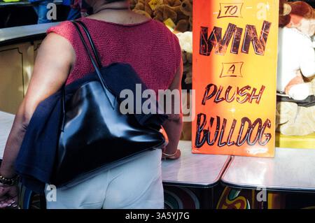 WIN A BULLDOG, CARDIFF, 2002: Ein lustiger Seufzer an einem der Stände auf dem Messegelände des Cardiff Festivals im August 2002. Foto: Rob Watkins Stockfoto