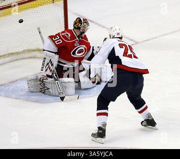 25. März 2008: Die Washington Capitals Viktor Kozlov (25) schießt am Dienstag, den 25. März 2008, bei einem Überstundenschieß im RBC Center in Raleigh, North Carolina, das Tor über Carolina Hurricanes-Torwart Cam Ward (30). Die Capitals besiegten die Hurricanes mit 3:2. (Chris Seward/Raleigh News & Observer/MCT) (Kreditbild: © Chris Seward/MCT/ZUMAPRESS.com) Stockfoto