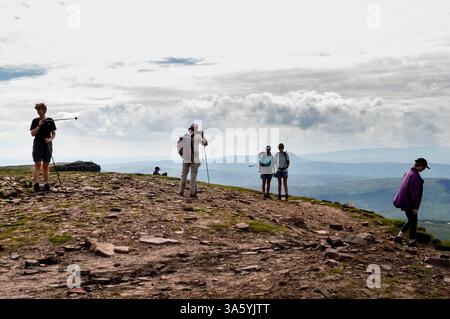 PEN Y FAN, EINHEIMISCHE, TOURISTEN, WANDERER, ARCHIV, 2002: am 2002. September treffen sich die Einheimischen auf dem Pen Y Fan Mountain in den Brecon Beacons, Wales, Großbritannien. Foto: Rob Watkins. INFO: Der Pen Y Fan, der höchste Gipfel in Südwales (und damit im Süden Großbritanniens), liegt mit 886 Metern im Brecon Beacons National Park. Das beliebte Wanderziel bietet atemberaubende Ausblicke, malerische Wanderwege und ein lohnendes Gipfelerlebnis, das Wanderer, Naturliebhaber und Fotografen das ganze Jahr über anzieht. Stockfoto