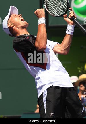 6. April 2008: Nikolay Davydenko aus Russland feiert nach dem Sieg gegen Rafael Nadal aus Spanien bei den Sony Ericsson Open für Männer in Key Biscayne, Florida, Sonntag, 6. April 2008. (C.W. Griffin/Miami Herald/MCT) (Kreditbild: © C.W. Griffin/MCT/ZUMAPRESS.com) Stockfoto