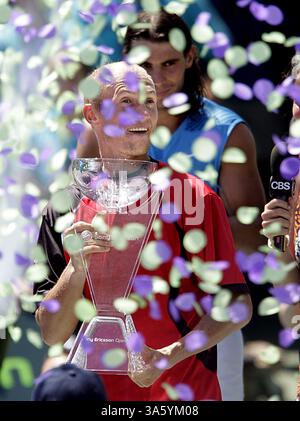 6. April 2008: Nikolay Davydenko aus Russland gewinnt seine Trophäe, nachdem er Rafael Nadal aus Spanien im Finale der Sony Ericsson Open der Männer in Key Biscayne, Florida, besiegt 2008 hat. (Patrick Farrell/Miami Herald/MCT) (Kreditbild: © Patrick Farrell/MCT/ZUMAPRESS.com) Stockfoto