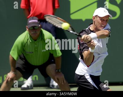 6. April 2008: Nikolay Davydenko aus Russland kehrt am Sonntag, 6. April 2008, den Ball an Rafael Nadal aus Spanien zurück. (Patrick Farrell/Miami Herald/MCT) (Kreditbild: © Patrick Farrell/MCT/ZUMAPRESS.com) Stockfoto