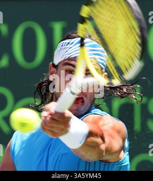 7. April 2008: Rafael Nadal aus Spanien kehrt den Ball an Nikolay Davydenko aus Russland zurück, bei den Sony Ericsson Open für Männer in Key Biscayne, Florida, Sonntag, den 6. April 2008. (Jeffrey M. Boan/El Nuevo Herald/MCT) (Kreditbild: © Jeffrey M. Boan/MCT/ZUMAPRESS.com) Stockfoto