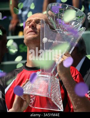 7. April 2008: Nikolay Davydenko, Russland, hält seine Trophäe nach dem Sieg gegen Rafael Nadal, Spanien, bei den Sony Ericsson Open für Männer in Key Biscayne, Florida, Sonntag, 6. April 2008. (Jeffrey M. Boan/El Nuevo Herald/MCT) (Kreditbild: © Jeffrey M. Boan/MCT/ZUMAPRESS.com) Stockfoto