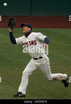 13. April 2008: Grady Sizemore, Mittelfeldspieler der Cleveland Indians, lässt sich am Sonntag, den 13. April 2008, in Cleveland, Ohio, im siebten Inning-Spiel auf dem Progressive Field vom Schläger von Oakland Athletics, Mark Ellis, einen Fliegenball abwerfen. Die Indianer gewannen mit 7:1. (Ed Suba Jr./Akron Beacon Journal/MCT) (Kreditbild: © Ed Suba Jr/MCT/ZUMAPRESS.com) Stockfoto