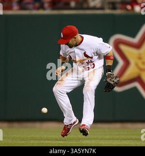 16. April 2008: Skip Schumaker, der rechts von den St. Louis Cardinals gespielt hat, verlässt einen Ball, der von Milwaukee Brewers' Gabe Gross getroffen wurde, wegen eines Fehlers im sechsten Inning im Busch Stadium in St. Louis, Missouri, am Mittwoch, den 16. April 2008. (Chris Lee/St. Louis Post-Dispatch/MCT) (Kreditbild: © St. Louis Post-Dispatch/MCT/ZUMAPRESS.com) Stockfoto