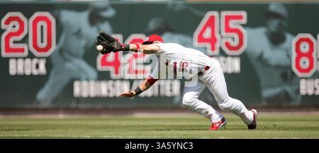 17. April 2008: Der Ball hakt vom Gurtband der St. Louis Cardinals ab und verließ den Feldspieler Skip Schumaker für ein Doppel von Milwaukee Brewers' Prince Fielder, das das Spiel im achten Inning am Donnerstag, den 17. April 2008, im Busch Stadium in St. Louis, Missouri, besiegte. (Chris Lee/St. Louis Post-Dispatch/MCT) (Kreditbild: © Chris Lee/MCT/ZUMAPRESS.com) Stockfoto