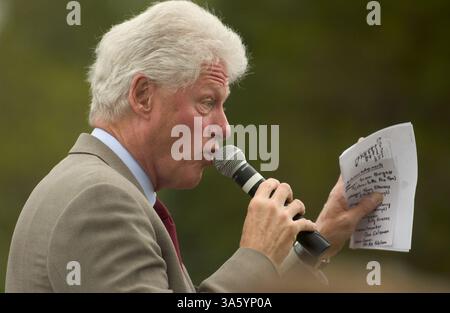 23. April 2008: Der ehemalige Präsident Bill Clinton kämpft für seine Ehefrau, die hoffnungsvolle Senatorin Hillary Rodham Clinton, in Hillsborough, North Carolina, am Mittwoch, den 23. April. 2008. (Leslie Barbour/Raleigh News & Observer/MCT) (Kreditbild: © Leslie Barbour/MCT/ZUMAPRESS.com) Stockfoto
