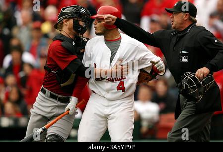 27. April 2008: Der St. Louis Cardinalas-Fänger Yadier Molina wird vom Houston Astros-Fänger Justin Towles zurückgehalten, während Jim Joyce den Astros-Pitcher Brandon Backe im fünften Inning warnt. Die Cardinals besiegten die Astros im Busch Stadium in St. Louis, Missouri am Sonntag, den 27. April 2008. (Anthony Souffle/St. Louis Post-Dispatch/MCT) (Kreditbild: © Anthony Souffle/MCT/ZUMAPRESS.com) Stockfoto