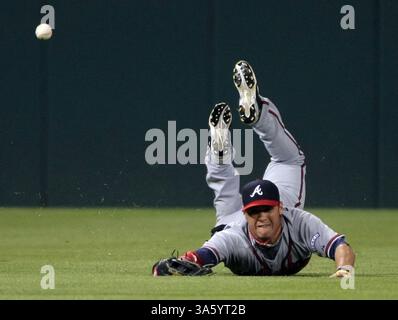 13. Mai 2008: Atlanta Braves verließ den Feldspieler Gregor Blanco und tauchte im siebten Inning für But Can’t Get, eine RBI-Single von Jayson Werth der Philadelphia Phillies. Die Phillies besiegten die Braves 5-4 im Citizens Bank Park in Philadelphia, Pennsylvania, Dienstag, den 13. Mai 2008. (Jerry Lodriguss/Philadelphia Inquirer/MCT) (Kreditbild: © Jerry Lodriguss/MCT/ZUMAPRESS.com) Stockfoto