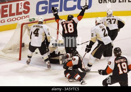 15. Mai 2008: Philadelphia Flyers Danny Briere (unten rechts) trifft gegen den Torwart Marc-Andre Fleury der Pittsburgh Penguins, als Teamkollege Mike Richards am Donnerstag, den 15. Mai 2008 feiert. Die Flyers standen den Penguins im vierten Spiel der NHL Eastern Conference im Wachovia Center in Philadelphia, Pennsylvania, gegenüber. (Barbara L. Johnston/Philadelphia Inquirer/MCT) (Kreditbild: © Barbara L. Johnston/MCT/ZUMAPRESS.com) Stockfoto