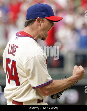 1. Juni 2008: Philadelphia Phillies Closer Brad Lidge feiert den Sieg des Florida Marlins-Batters Cody Ross. Die Phillies besiegten die Marlins im Citizens Bank Park in Philadelphia, Pennsylvania, am Sonntag, den 1. Juni 2008. (Ron Cortes/Philadelphia Inquirer/MCT) (Kreditbild: © Ron Cortes/MCT/ZUMAPRESS.com) Stockfoto