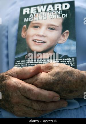 20. Juni 2008 - Fotos von Elian Gonzalez werden während einer Pressekonferenz von Delfin Gonzalez, Großonkel von Elian, ausgestellt. Delfin prangerte die Kampagne des demokratischen Präsidentschaftskandidaten Sen. Barack Obama an, weil zwei von Obamas Beratern Elian vor acht Jahren 2008 in Miami, Florida, nach Kuba zurückgeführt haben. (Roberto Koltun/El Nuevo Herald/MCT) (Kreditbild: © Roberto Koltun/MCT/ZUMAPRESS.com) Stockfoto