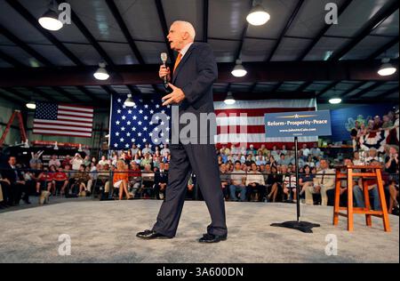 30. Juni 2008: Der republikanische Präsidentschaftskandidat John McCain spricht am Montag, den 30. Juni 3008 bei der Worth Company in Pipersville, Pennsylvania. (Michael Bryant/Philadelphia Inquirer/MCT) (Kreditbild: © Michael Bryant/MCT/ZUMAPRESS.com) Stockfoto