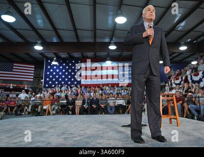 30. Juni 2008: Der republikanische Präsidentschaftskandidat John McCain spricht am Montag, den 30. Juni 3008 bei der Worth Company in Pipersville, Pennsylvania. (Michael Bryant/Philadelphia Inquirer/MCT) (Kreditbild: © Michael Bryant/MCT/ZUMAPRESS.com) Stockfoto