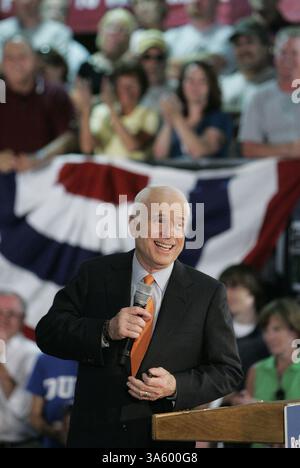 1. Juli 2008: Der republikanische Präsidentschaftskandidat John McCain spricht am Montag, den 30. Juni 3008 bei der Worth Company in Pipersville, Pennsylvania. (Michael Bryant/Philadelphia Inquirer/MCT) (Kreditbild: © Michael Bryant/MCT/ZUMAPRESS.com) Stockfoto