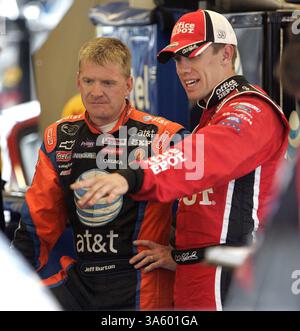 10. Juli 2008 – Jeff Burton (links) hört Carl Edwards im Garagenbereich während des Trainings für die Rennen der Nationwide und Sprint Cup Series am Wochenende auf dem Chicagoland Speedway in Joliet, Illinois, Donnerstag, 10. Juli 2008. (John Smierciak/Chicago Tribune/MCT) (Bild: © John Smierciak/MCT/ZUMAPRESS.com) Stockfoto