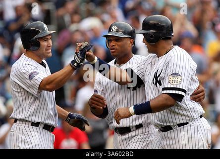 22. Juli 2008: Johnny Damon der New York Yankees begrüßt Robinson Cano und Jose Molina zu Hause, nachdem Cano und Molina im fünften Inning gegen die Minnesota Twins einen Hit von Justin Christian erzielt hatten. Die Yankees besiegten die Twins mit 5:1, am Mittwoch, 23. Juli 2008, im Yankee Stadium in der Bronx, New York. (Paul J. Bereswill/NewsdayMCT) (Bild: © Paul J. Bereswill/MCT/ZUMAPRESS.com) Stockfoto