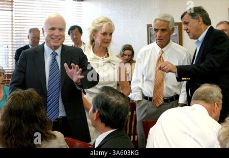 August 2008 – der Präsidentschaftskandidat der GOP, Sen. John McCain, begrüßt seine Anhänger mit seiner Frau Cindy, Florida, Gouverneur Charlie Crist (zweiter von rechts) und Florida Sen. Mel Martinez (rechts) bei einem Halt in Pancho's Spanish Bakery & Deli, im Osten von Orlando, Florida, Freitag, 1. August. 2008. (Joe Burbank/Orlando Sentinel/MCT) (Kreditbild: © Joe Burbank/MCT/ZUMAPRESS.com) Stockfoto