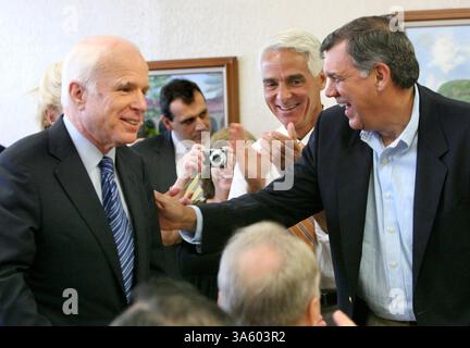 August 2008: Der Präsidentschaftskandidat der GOP, Sen. John McCain, wird am Freitag, den 1. August, von Florida Gouverneur Charlie Crist (Mitte) und Florida Sen. Mel Martinez (rechts) bei einem Halt in Pancho's Spanish Bakery & Deli im Osten von Orlando, Florida, begrüßt. 2008. (Joe Burbank/Orlando Sentinel/MCT) (Kreditbild: © Joe Burbank/MCT/ZUMAPRESS.com) Stockfoto