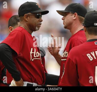 6. August 2008: Brandon Backe wird im vierten Inning gegen die Chicago Cubs von Trainer Cecil Cooper (links) gehoben. Die Cubs besiegten die Astros mit 11:4, am Mittwoch, den 6. August 2008, im Wrigley Field in Chicago, Illinois. (Phil Velasquez/Chicago Tribune/MCT) (Kreditbild: © Phil Velasquez/MCT/ZUMAPRESS.com) Stockfoto