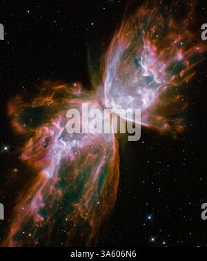24. August 2009 - die hellen Sternhaufen und Nebel des Nachthimmels der Erde sind oft nach Blumen oder Insekten benannt. Obwohl die Spannweite über 3 Lichtjahre beträgt, ist NGC 6302 keine Ausnahme. Mit einer geschätzten Oberflächentemperatur von etwa 250.000 Grad C ist der sterbende Zentralstern dieses Planetennebels außergewöhnlich heiß geworden, hell in ultraviolettem Licht, aber verborgen von einem dichten Torus aus Staub. Diese scharfe und farbenfrohe Nahaufnahme des sterbenden Sternnebels wurde 2009 von der Wide Field Camera 3 des Hubble Weltraumteleskops aufgenommen, die während des letzten Shu installiert wurde Stockfoto