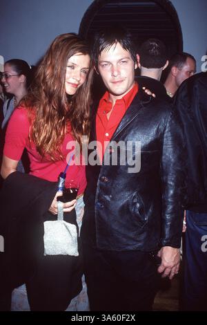 Januar 2011 - K18322HMc: 1. JAHRESTAG VON NYLON. AM ROCK, NYC. 22.03.2000.HELENA CHRISTENSEN UND NORMAN REEDUS. HENRY McGee/ 2000 (Bild: © ZUMAPRESS.com) Stockfoto