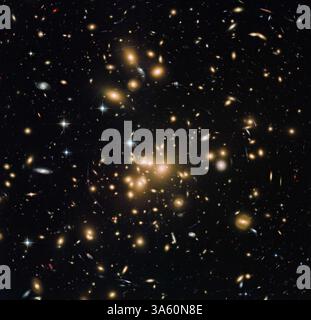 12. September 2013 - dieses neue Hubble-Bild zeigt den Galaxienhaufen Abell 1689. Es kombiniert sowohl sichtbare als auch Infrarotdaten von Hubbles Advanced Camera for Surveys (ACS) mit einer kombinierten Belichtungszeit von mehr als 34 Stunden (Bild links über 13 Stunden, Bild rechts über 20 Stunden), um dieses Himmelsfeld noch detaillierter zu erkennen als bei früheren Beobachtungen. Dieses Bild ist gespickt mit leuchtenden goldenen Klumpen, hellen Sternen und fernen, ätherischen Spiralgalaxien. Material von einigen dieser Galaxien wird weggerissen, was den Eindruck erweckt, dass die Galaxie in die sur tropft oder blutet Stockfoto