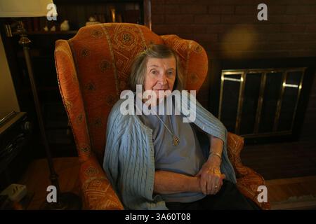 Oktober 2014 - Minneapolis, MN, USA - Mary Lou Hill am 21. Oktober 2014 zu Hause in Minneapolis. Hill hat bei großen und kleinen Wahlen seit 1937 ohne Erfolg gewählt. (Abbildung: © Kyndell Harkness/TNS/ZUMA Wire) Stockfoto