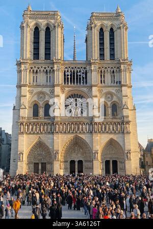 PARIS, FRANKREICH - 27. DEZEMBER 2024 die ikonische Kathedrale Notre-Dame in Paris nach der Restaurierung mit einer großen Menschenmenge, die sich bei der Wiedereröffnung vor der Tür versammelt hat Stockfoto