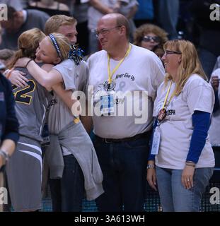 November 2014 - Cincinnati, Ohio, USA S - Lauren Hill wird von ihrer Schwester Erin Hill umarmt, während ihre Mutter Lisa und Pater Brent und Bruder Nathan Hall zuschauen. Am Sonntag, 2. November 2014. Nachdem Lauren den Pat Summitt mutig von der Ex-Cheftrainerin Tennessee bekam (Credit Image: © Ernest Coleman/ZUMA Wire) Stockfoto
