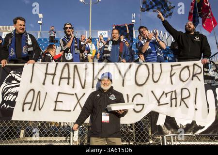 2. November 2014 - Edmonton, ab, Kanada - Edmonton-Besitzer Tom Fath (Mitte) feiert mit Mitgliedern der FC Edmonton Supporters Group den Sieg und das Ende einer Saison nach einem NASL-Fußballspiel zwischen dem FC Edmonton und den Atlanta Silverbacks am Sonntag, den 2. November 2014, im Clarke Stadium in Edmonton, Alta. Edmonton gewann mit 2:1. Ian Kucerak/Edmonton Sun/QMI Agency (Kreditbild: © Ian Kucerak/QMI Agency/ZUMA Wire) Stockfoto