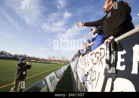 2. November 2014 - Edmonton, ab, Kanada - Edmonton-Besitzer Tom Fath (links) feiert mit Mitgliedern der FC Edmonton Supporters Group den Sieg und das Ende einer Saison nach einem NASL-Fußballspiel zwischen dem FC Edmonton und den Atlanta Silverbacks am Sonntag, den 2. November 2014, im Clarke Stadium in Edmonton, Alta. Edmonton gewann mit 2:1. Ian Kucerak/Edmonton Sun/QMI Agency (Kreditbild: © Ian Kucerak/QMI Agency/ZUMA Wire) Stockfoto